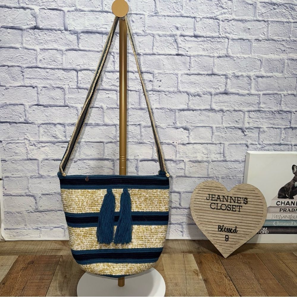 WAPA HANDMADE Medium Crossbody Colombian bucket bag